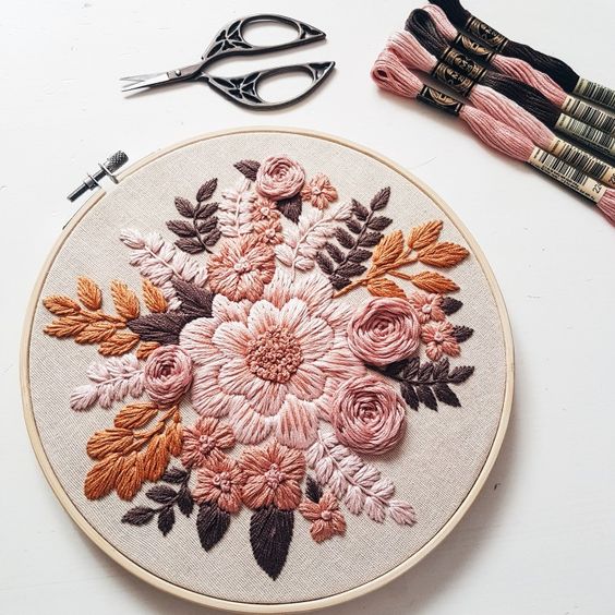 Pudra ve hardal tonlarında dolgu nakışlı çiçek buketi işlenmiş 20 cm ahşap kasnak
