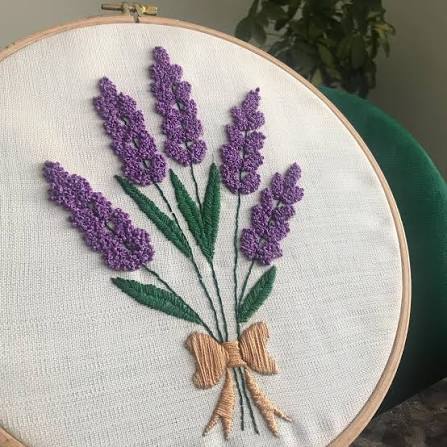 Mor düğüm işi lavanta demeti ve fiyonk işlenmiş beyaz kasnak tablo