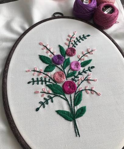 Mor ve pembe sarmal güller işlenmiş koyu ahşap oval kasnak tablo